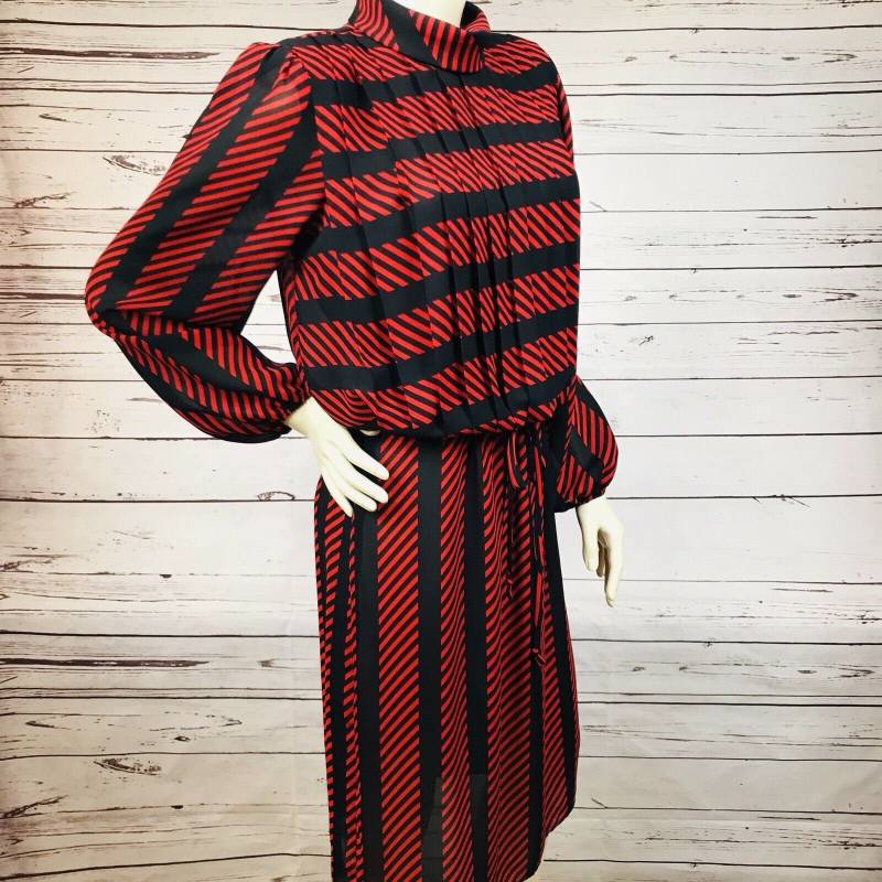 Schwarz Und Rot Gestreifte Blouson Dress Long Sleeve Sheer Its A Lehigh Size 12 Schwarz Und Rot Gestreifte Blouson Dress Long Sleeve Sheer Its A Lehigh Size 12 von MitchellandCoUpcycle