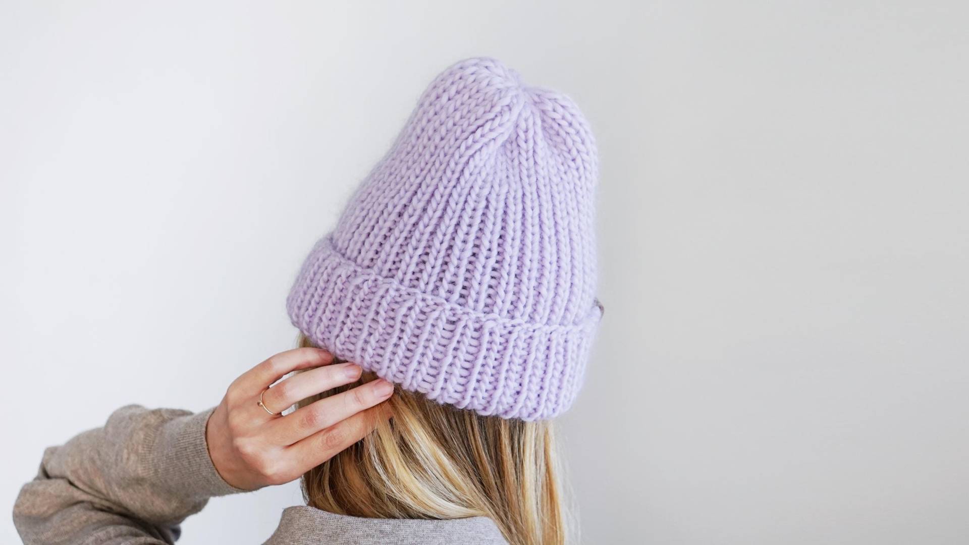 Feine Mütze Aus Merinowolle in Hellem Lila | Wintermütze Für Frauen Extra Dicke Und Warme Trachten-strickmütze in Gelb von Mitreva