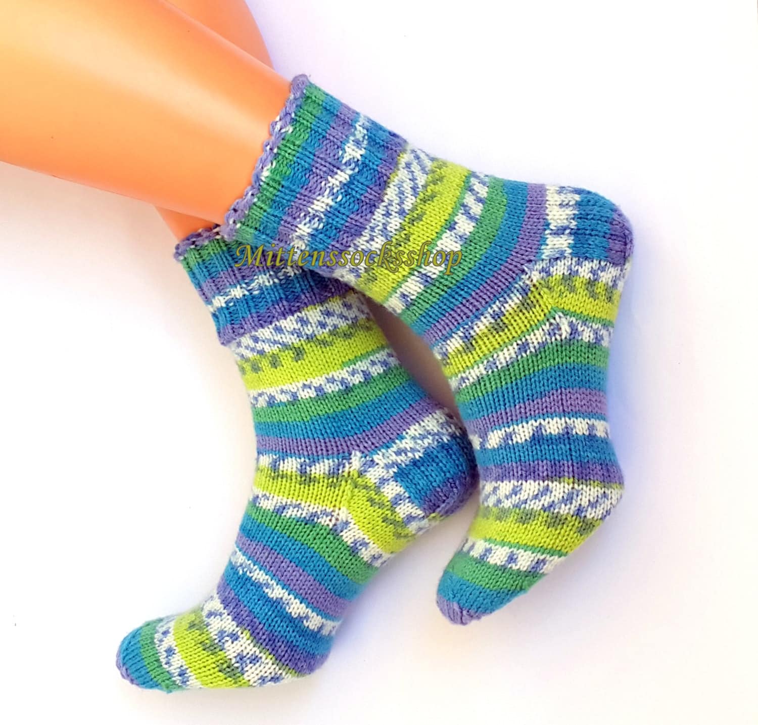 Handgestrickte Ringel-Socken Aus Blau, Gelb, Und Lila Wolle-Acryl Mischung Handgestrickte Ringel-Socken Aus Blau, Gelb, Und Lila Wolle-Acryl Mischung von MittensSocksShop