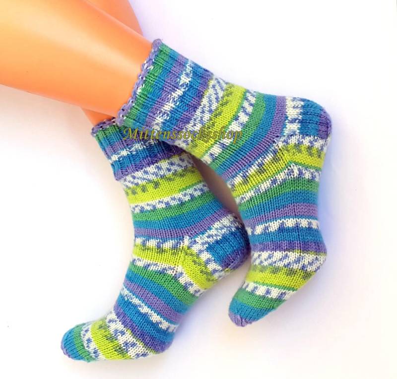 Handgestrickte Ringel-Socken Aus Blau, Gelb, Und Lila Wolle-Acryl Mischung von MittensSocksShop