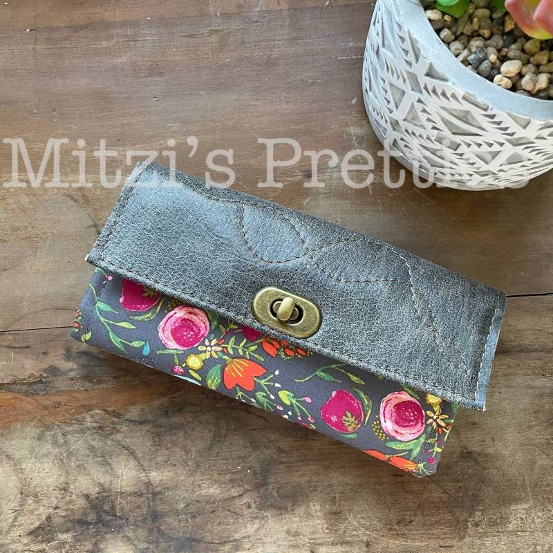 Made To Order Mama Portemonnaie Mit Reißverschlussfach, 12 Kartenfächern & Echtleder Klappe Made To Order Mama Portemonnaie Mit Reißverschlussfach, 12 Kartenfächern & Echtleder Klappe von MitzisPretties
