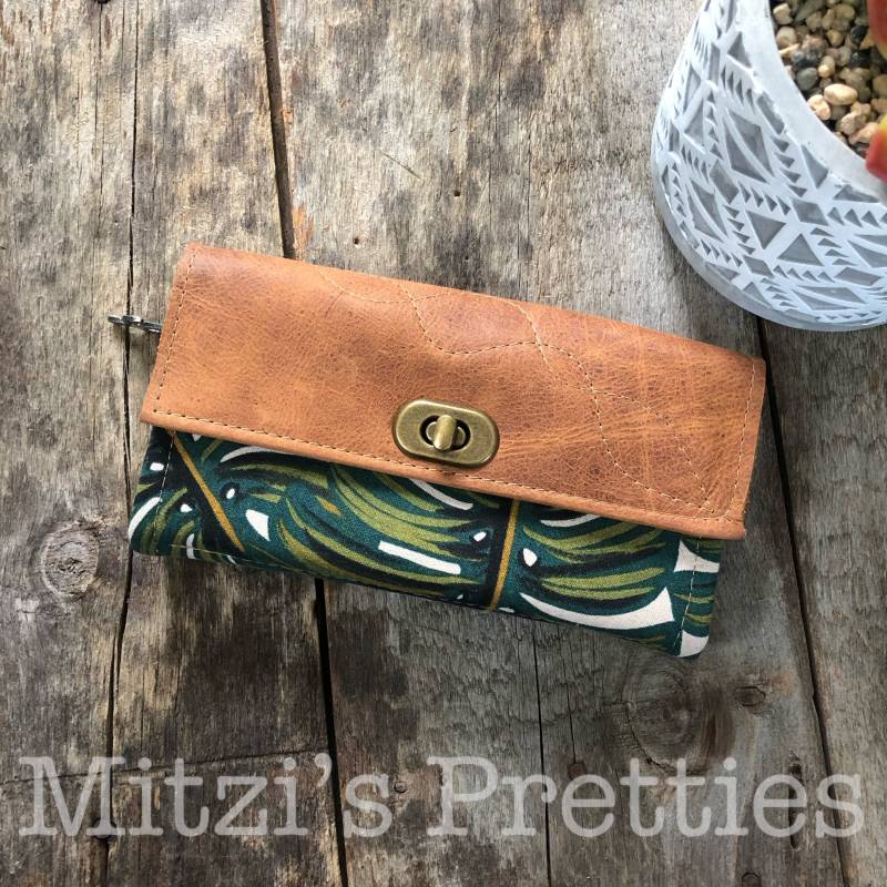 Made To Order Mama Portemonnaie Mit Reißverschlussfach, 12 Kartenfächern & Echtleder Klappe Made To Order Mama Portemonnaie Mit Reißverschlussfach, 12 Kartenfächern & Echtleder Klappe von MitzisPretties