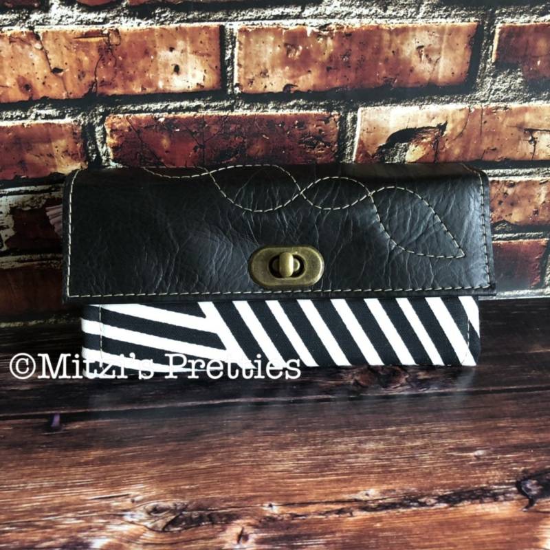 Made To Order Mama Portemonnaie in Schwarz Streifen Stoff Mit Schwarzer Lederklappe von MitzisPretties