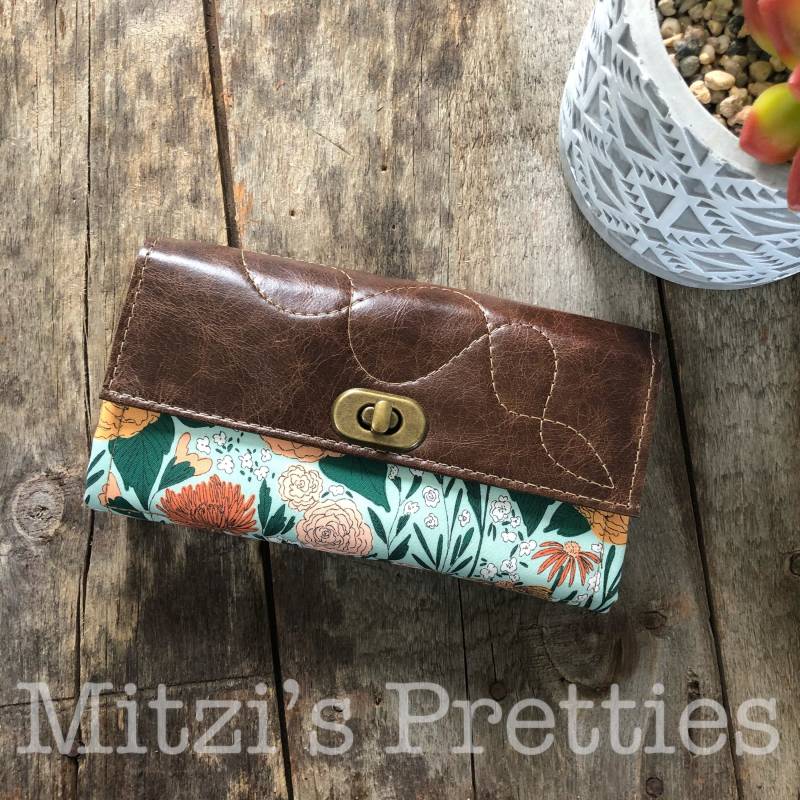 Made To Order Mom Brieftasche Mit Reißverschlusstasche, 12 Kartenfächern Und Lederakzenten Made To Order Mom Brieftasche Mit Reißverschlusstasche, 12 Kartenfächern Und Lederakzenten von MitzisPretties