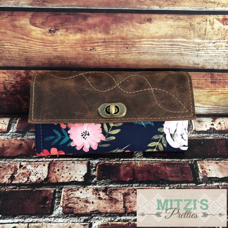 Made To Order Mom Brieftasche Mit Reißverschlusstasche, 12 Kartenfächern & Lederklappe Made To Order Mom Brieftasche Mit Reißverschlusstasche, 12 Kartenfächern & Lederklappe von MitzisPretties