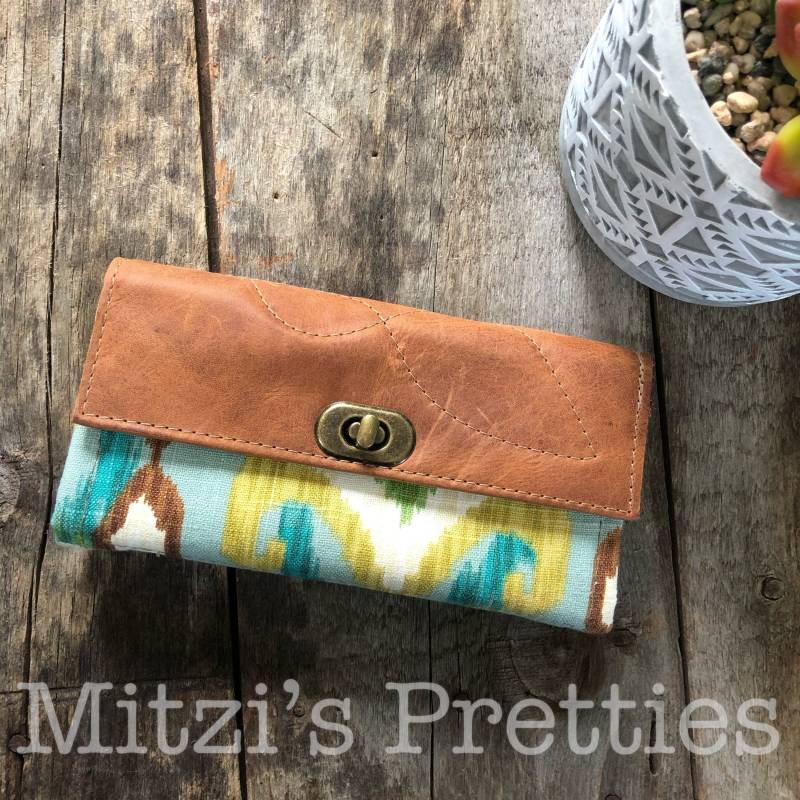 Made To Order Mom Brieftasche Mit Reißverschlusstasche, 12 Kartenfächern & Lederklappe von MitzisPretties