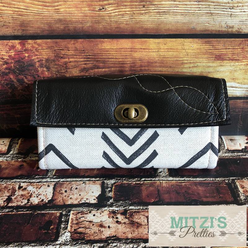 Made To Order Mom Brieftasche Mit Reißverschlusstasche, 12 Kartenfächern & Lederklappe von MitzisPretties