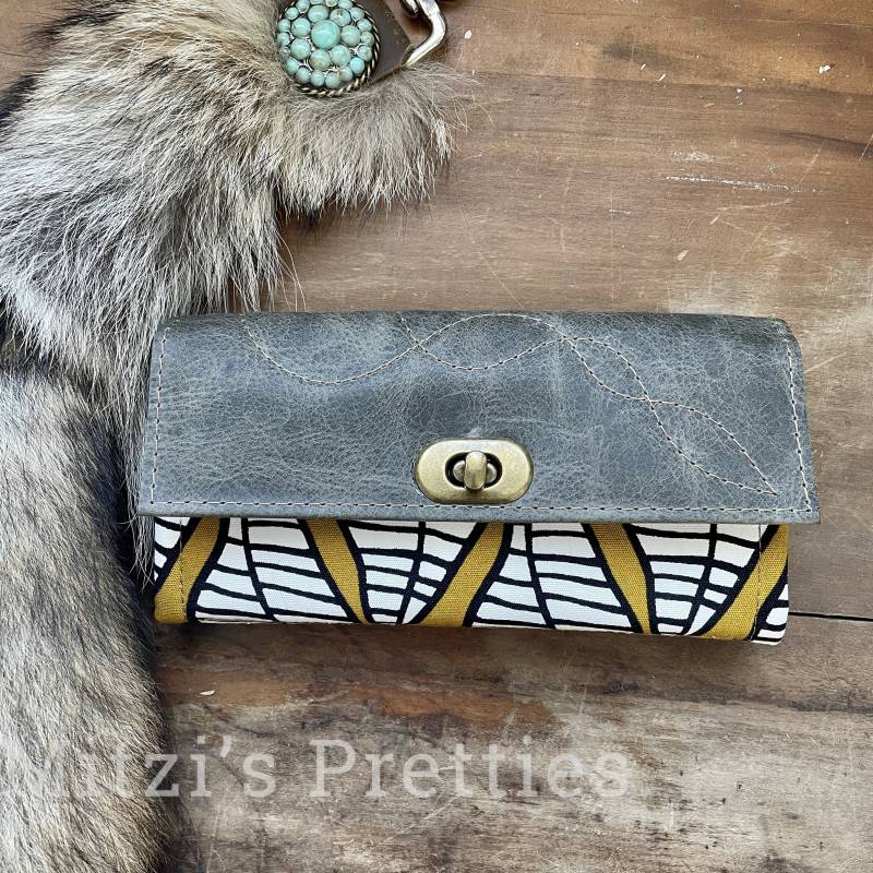 Made To Order Mom Geldbörse Mit Reißverschlussfach, 12 Kartenfächer & Lederklappe von MitzisPretties