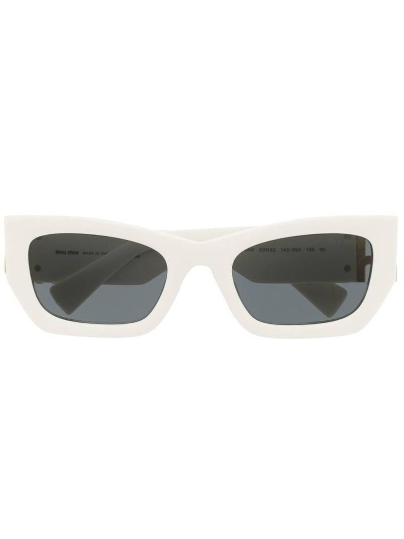 Miu Miu Eyewear Sonnenbrille mit eckigem Gestell - Weiß von Miu Miu Eyewear