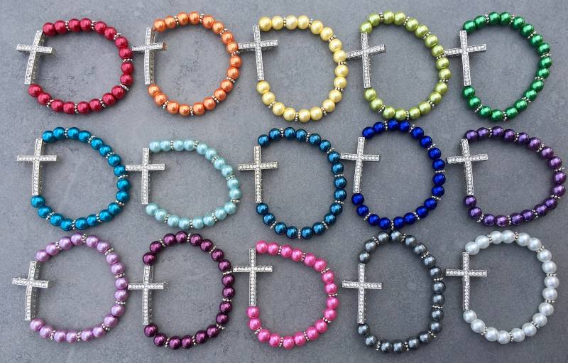 Kreuz Armbänder von MixedCreations18
