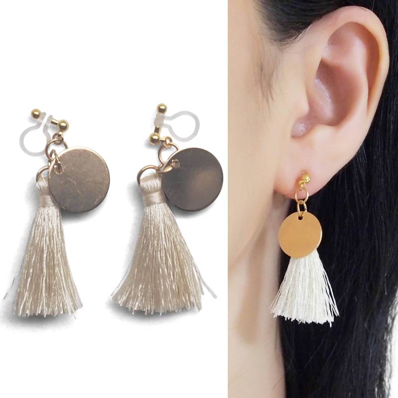 Ohrclips | Weiße Quasten Ohrringe Gold Münze Unsichtbare Fransen von MiyabiGrace