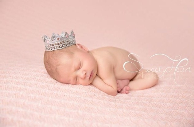 Silber Spitze Prinzessin Newborn Prop Krone Neugeborenen Mädchen Foto Requisite Tudor Baby Neugeborene Tiara Winzig von MiyahsCloset