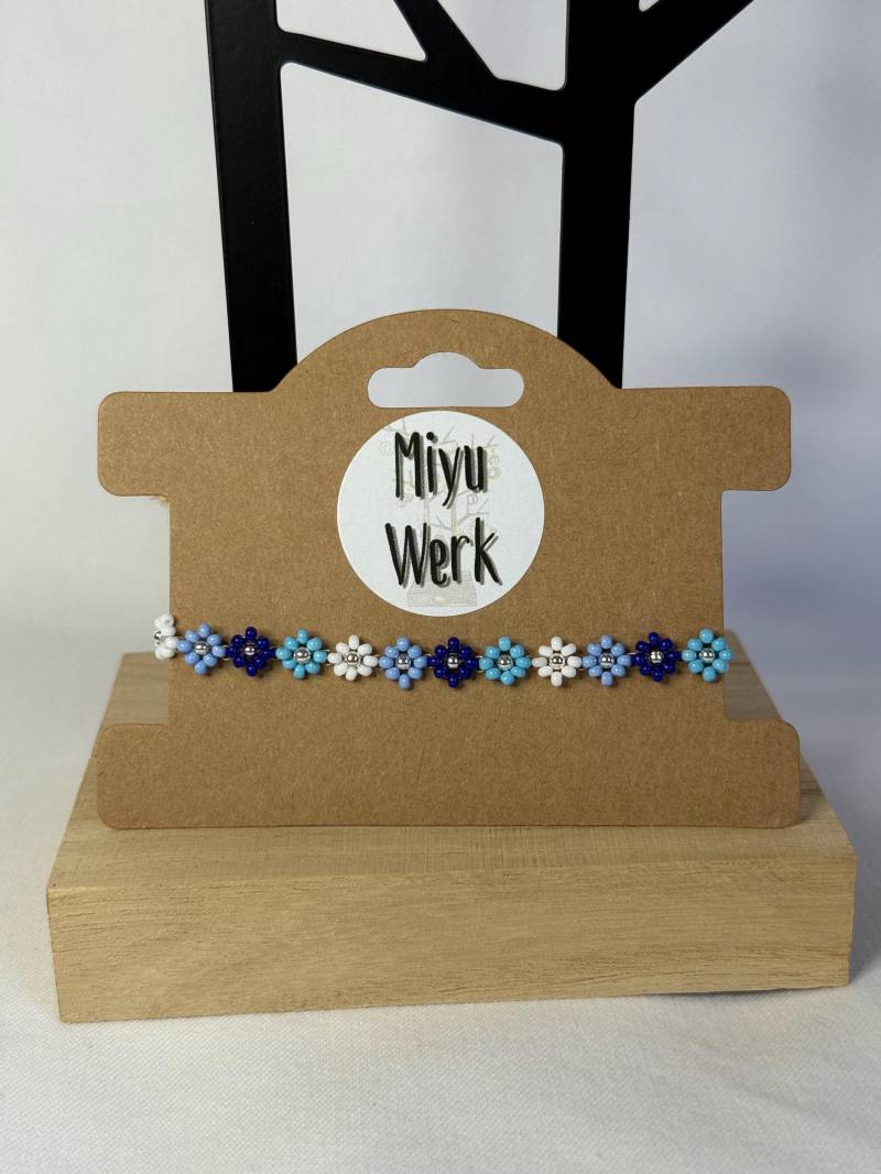 Blumen Perlenarmband Blau Weiß Silber Handgemacht Süß Blumen Perlenarmband Blau Weiß Silber Handgemacht Süß von MiyuWerk