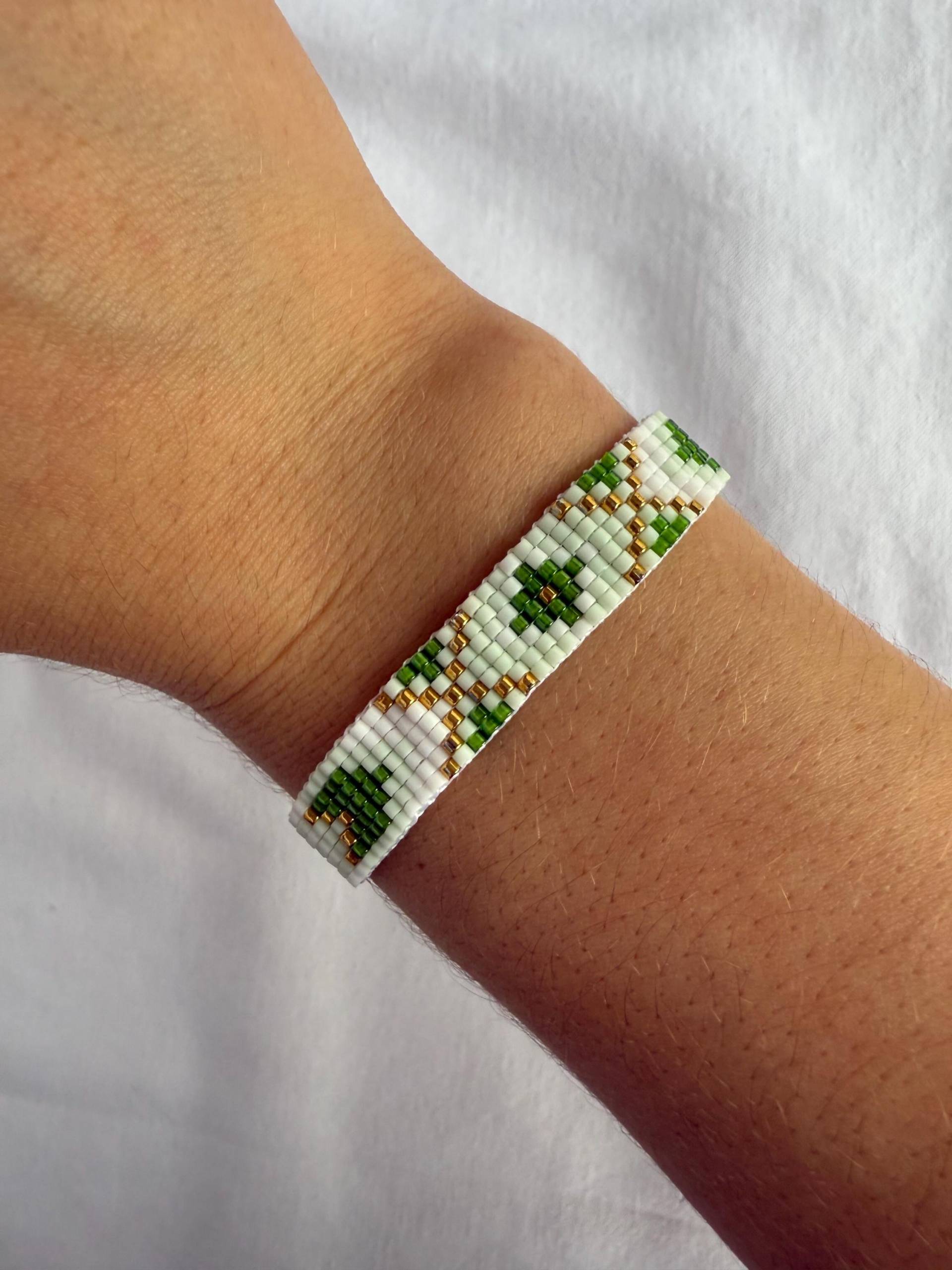 Miyuki Perlen Armband Mit Muster Grün Weiß Gold Handgemacht Miyuki Perlen Armband Mit Muster Grün Weiß Gold Handgemacht von MiyuWerk