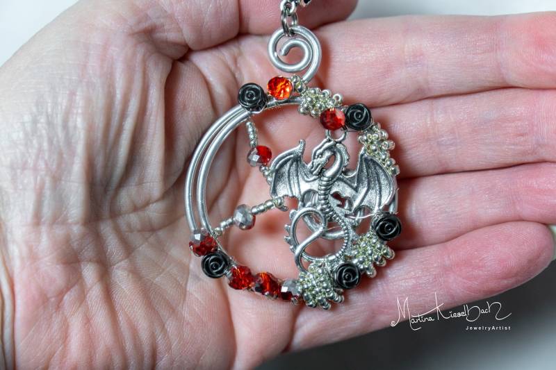 Drachen Kette. Ganz Besonderer Drachenschmuck Als Anhänger An Einer Lederkette. Toll Für Fantasy Fans Zu Weihnachten Oder Dich Selbst von MksbDigitalArtist