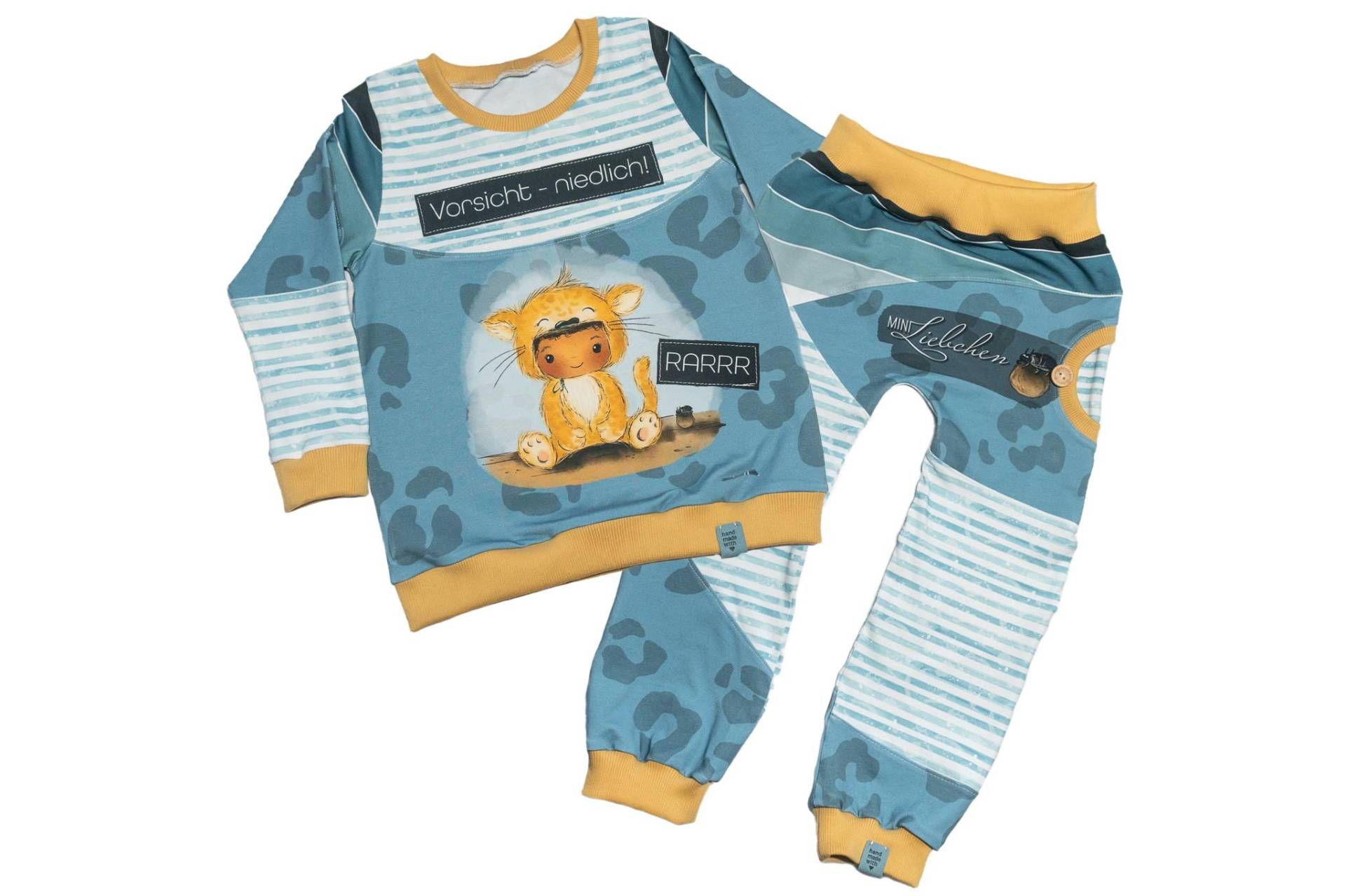 Größe 116. Jungen Set | Handmade Shirt + Hose Aus Sommersweat Lieblings-Leo Kinderkleidung Mit Löwen Motiv von MksbDigitalArtist