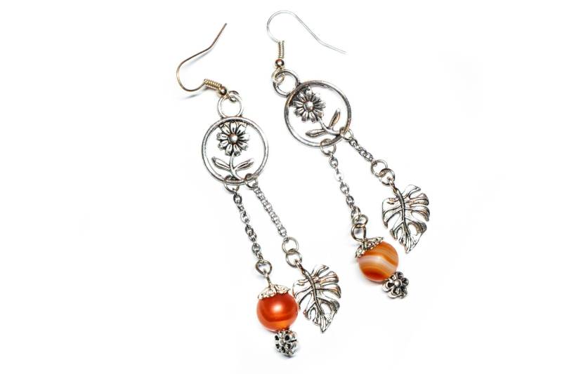 Hängende Ohrringe. Ohrringe Mit Jeweils Einer Blume, 2 Edelstahlketten, 1 Orangenen Achat Stein, Kleinen Perlkappe, Einem Blatt Hängende Ohrringe. Ohrringe Mit Jeweils Einer Blume, 2 Edelstahlketten, 1 Orangenen Achat Stein, Kleinen Perlkappe, Einem Blatt von MksbDigitalArtist