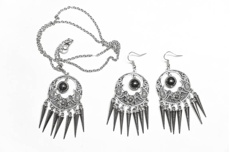 Kette Und Ohrringe. Ein Schönes Schmuck Set Erwartet Dich Hier. Die Medaillons Zeigen Zwei Vögel Eine Blume. Sie Sind Üppig Dekoriert von MksbDigitalArtist