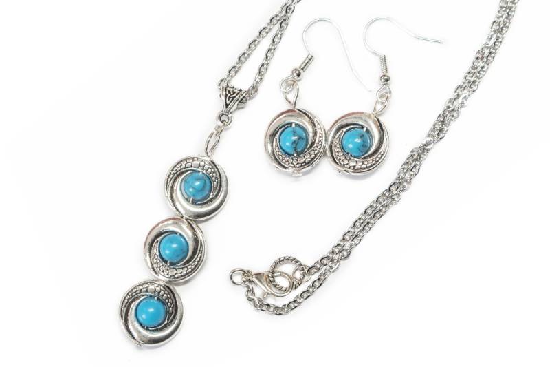 Schmuck Set. Hier Bekommst Du Ein Edles Set Bestehend Aus Einer Kette Mit Anhänger Und Den Passenden Ohrringen Dazu. Weihnachten von MksbDigitalArtist