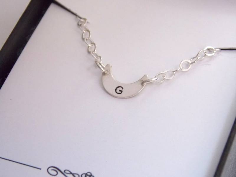 Halbmond, Initial Halskette, Sterling Silber, Monogramm, Ursprünglichen Charme, Freund Oma Mutter Geschenk, Zierlich, Alltäglichen Schmuck von MleBridal