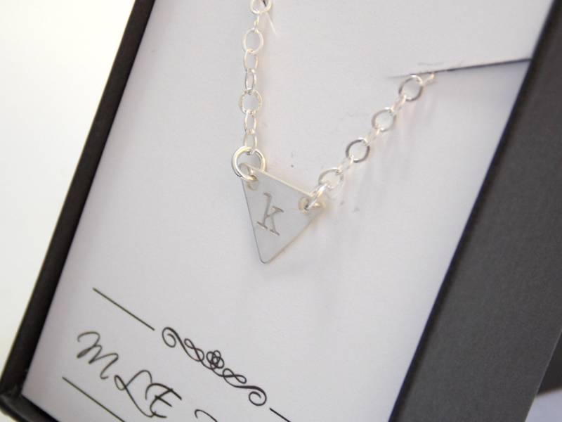 Initial Halskette, Sterling Silber Dreieck, Charm, Freund Geschenk, Mutter Monogramm Personalisierte Zierliche Halskette von MleBridal