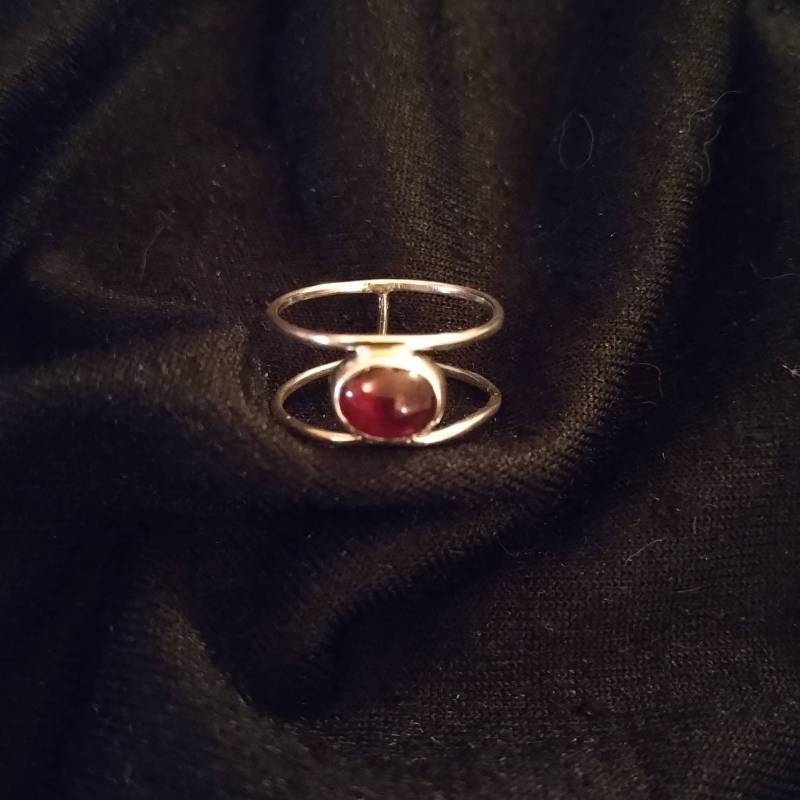 Ring-Julie Mit Ihrem Kleinen Granat Ring-Julie Mit Ihrem Kleinen Granat von MmeFlo