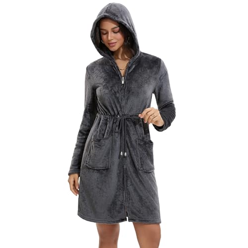 Mnamo Damen Fleece Bademantel mit Kapuze und Reißverschluss Kuschelig weiches Hausmantel mit Patch Pockets Dunkelgrau XL Mnamo Damen Fleece Bademantel mit Kapuze und Reißverschluss Kuschelig weiches Hausmantel mit Patch Pockets Dunkelgrau XL von Mnamo
