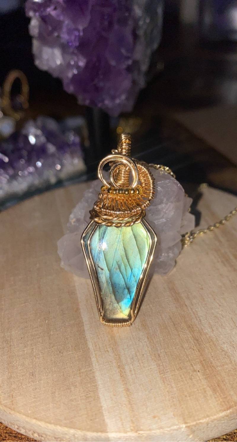 Zierliche Blitz Labradorit Sarg Halskette. Gold Verpackt von MoCraftedCrystals