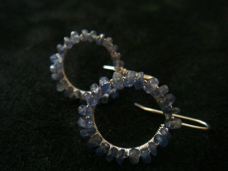 Blauer Saphir Ohrringe Sapphire Circle September Geburtsstein, Versandfertig von MoMoJewellery