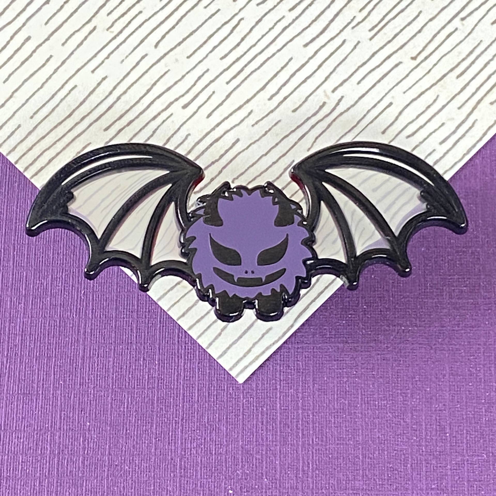 Gothic Vampirfledermaus Halloween Hard Emaille Pin - 5 cm Breit Gruselige, Durchscheinende Schwarze Gothic Vampirfledermaus Halloween Hard Emaille Pin - 5 cm Breit Gruselige, Durchscheinende Schwarze von MoPins