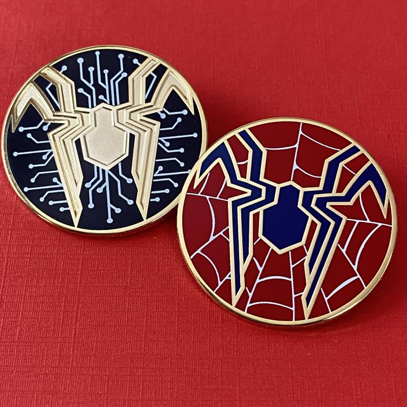 Spinne - 1, 5 "Hard Enamel Pin Eisenspinne, Integrierter Anzug" Spinne - 1, 5 "Hard Enamel Pin Eisenspinne, Integrierter Anzug" von MoPins