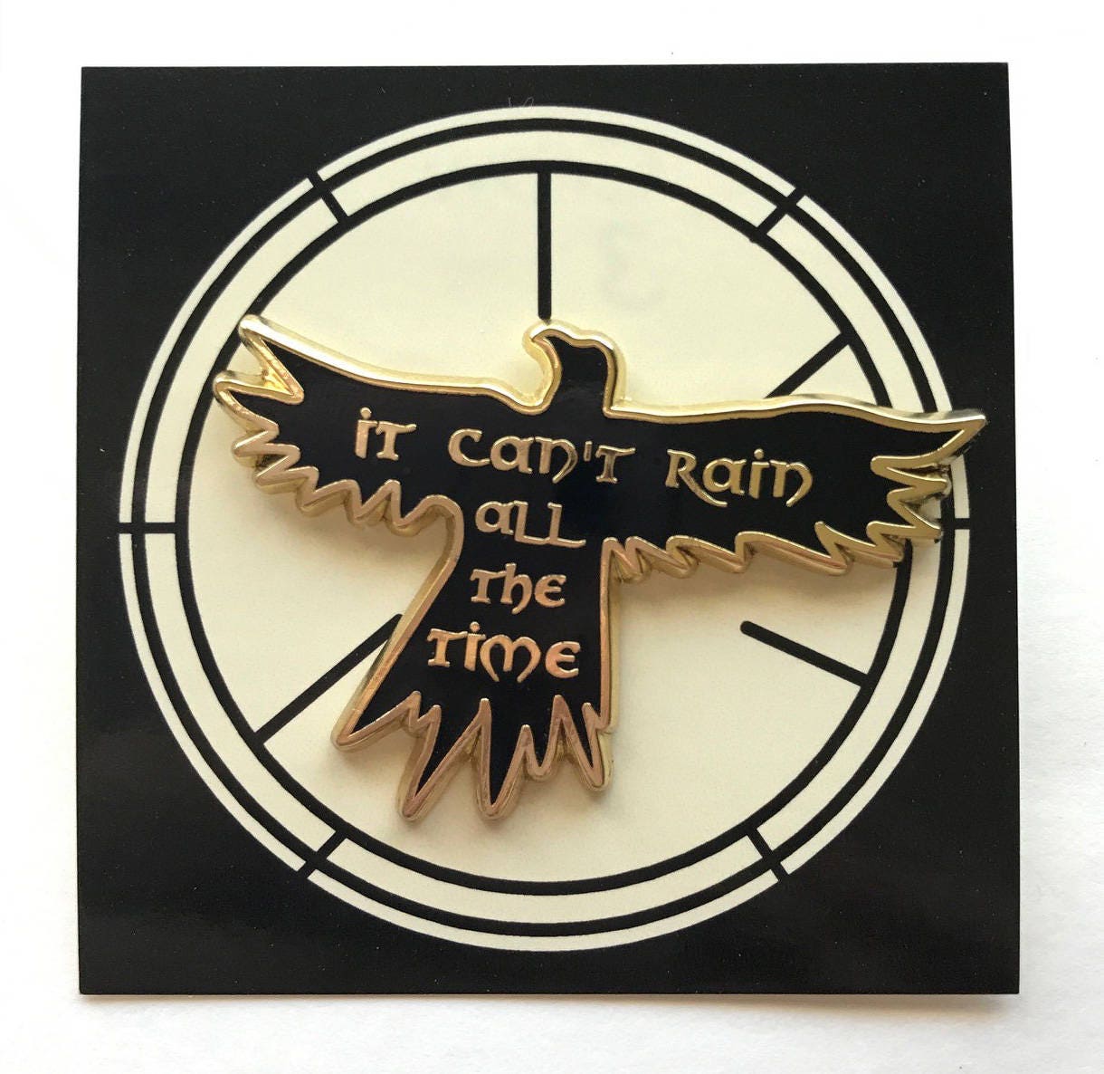 The Crow Emaille Pin Zitat Eric Draven, It Can't Rain All Time, Vergoldet - 5, 8 cm The Crow Emaille Pin Zitat Eric Draven, It Can't Rain All Time, Vergoldet - 5, 8 cm von MoPins