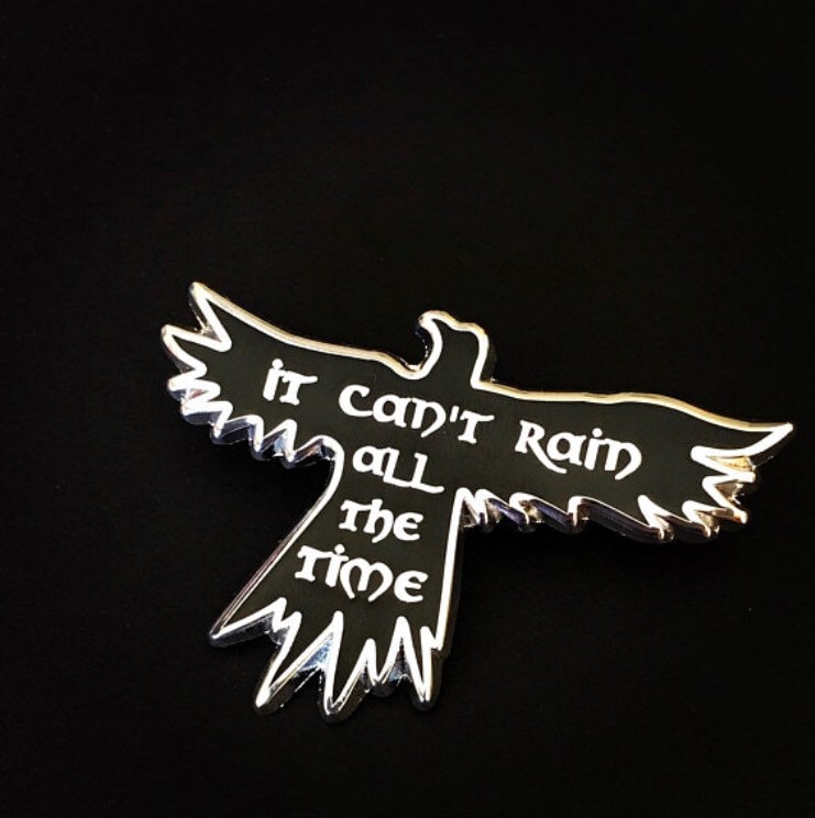 The Crow Emaille Pin Zitat Eric Draven, It Can't Rain All Time, Versilbert - 5, 8 cm The Crow Emaille Pin Zitat Eric Draven, It Can't Rain All Time, Versilbert - 5, 8 cm von MoPins