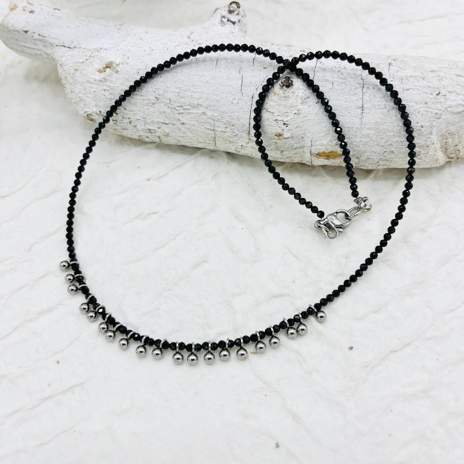 Kurze Kette Filigran Schwarzer Spinell Black Spinel Kugeln Edelstahl von MoandaSchmuck
