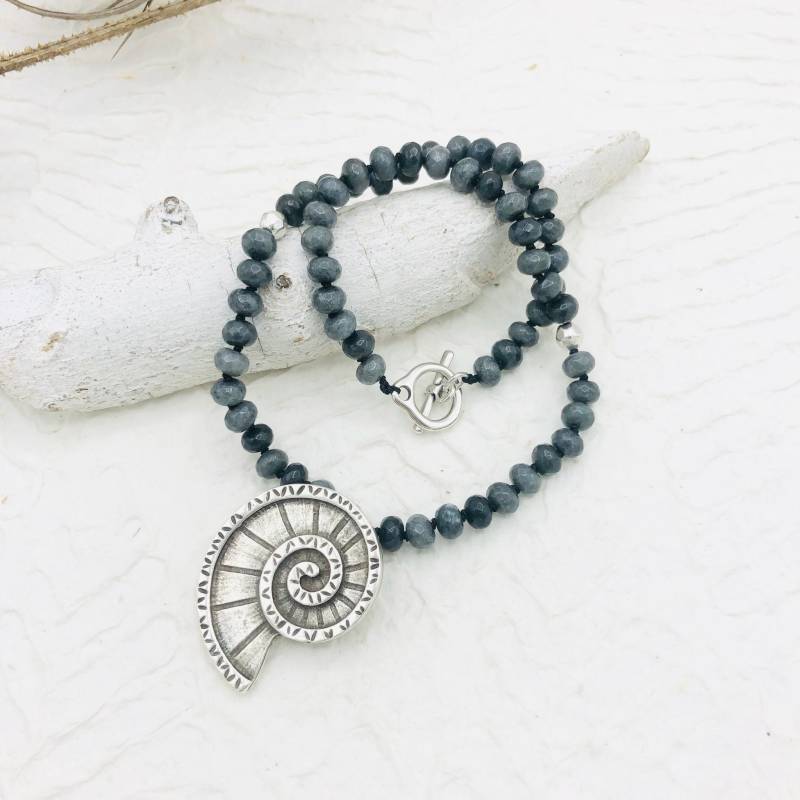 Kurze Kette Grau Geknotet Jaderondelle Anhänger Schnecke von MoandaSchmuck