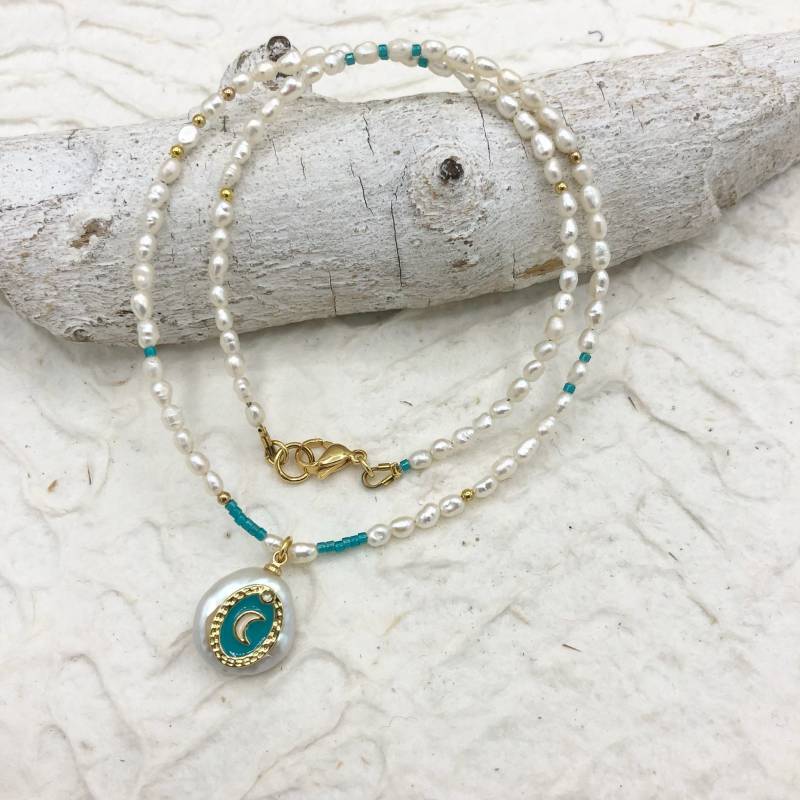 Kurze Kette Halbmond Barockperle Zarte Perlen Türkis Miyuki Glasperlen Boho Hippie Kurze Kette Halbmond Barockperle Zarte Perlen Türkis Miyuki Glasperlen Boho Hippie von MoandaSchmuck