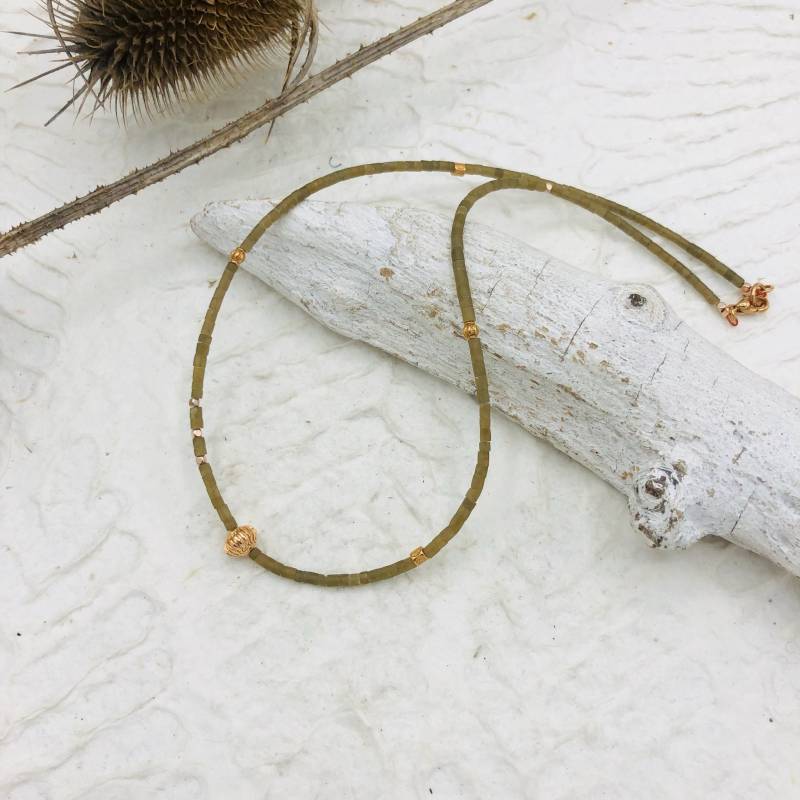 Kurze Zarte Kette Jade Tubes Oliv Rotgold Boho Fine Jewellery von MoandaSchmuck