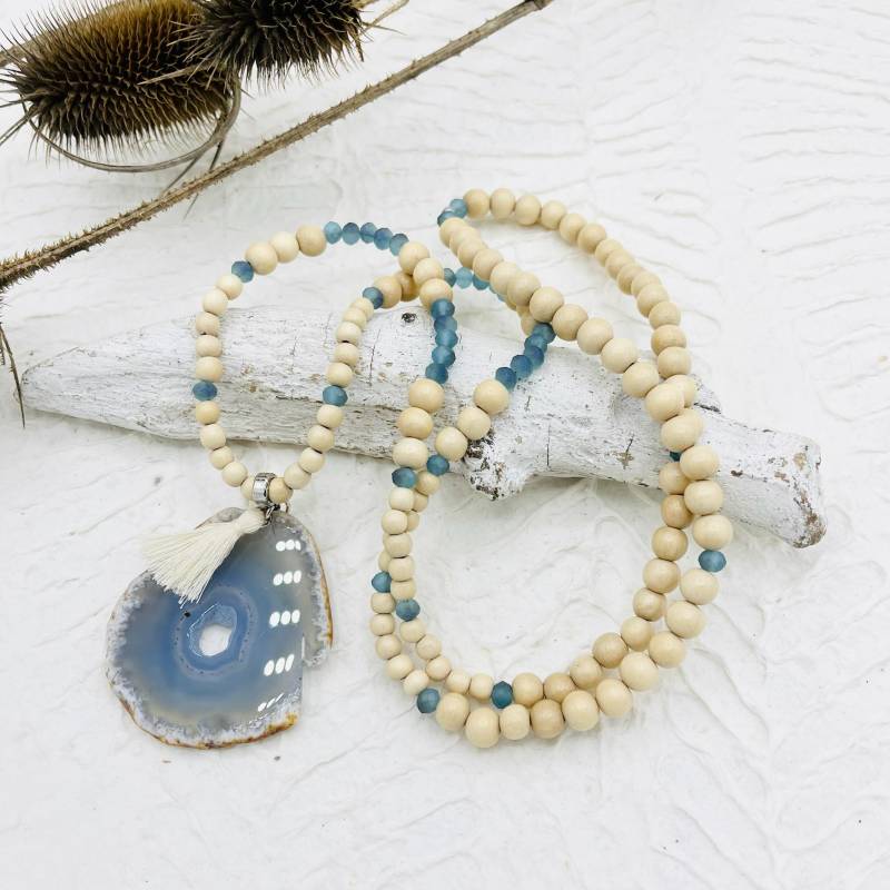 Lange Kette Großer Achat Naturstein Achatscheibe Holzperlen White Wood Lange Kette Großer Achat Naturstein Achatscheibe Holzperlen White Wood von MoandaSchmuck