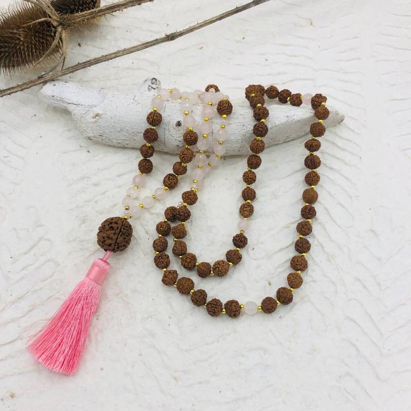 Lange Kette Quaste Rudraksha Rosenquarz Mala Stil von MoandaSchmuck