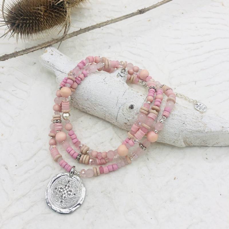 Lange Kette Rosa Materialmix Rosenquarz Boho Anhänger von MoandaSchmuck