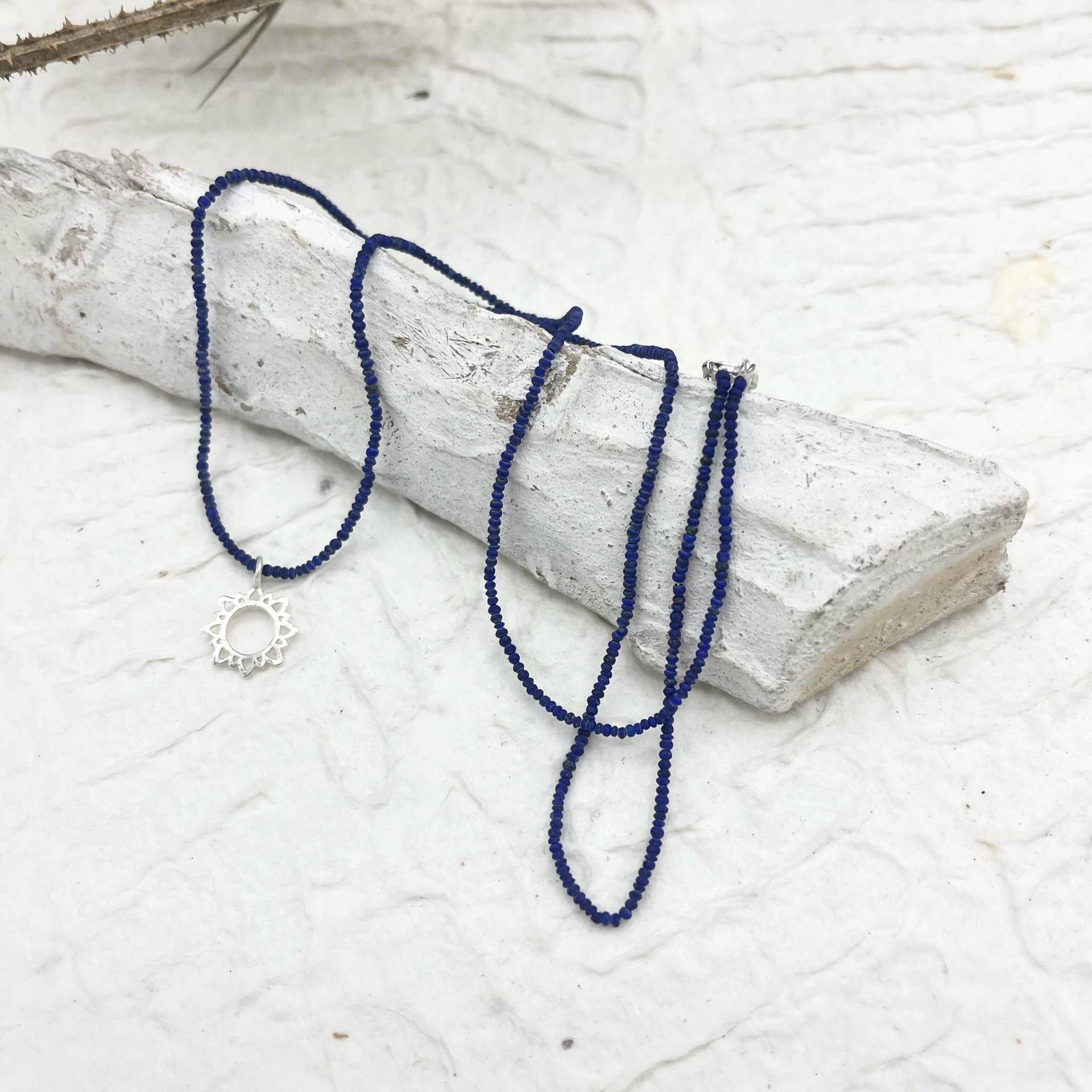 Mittellange Kette Zart Fein Delicate Naturstein Lapis Lazuli Mit Silberanhänger Sonne von MoandaSchmuck