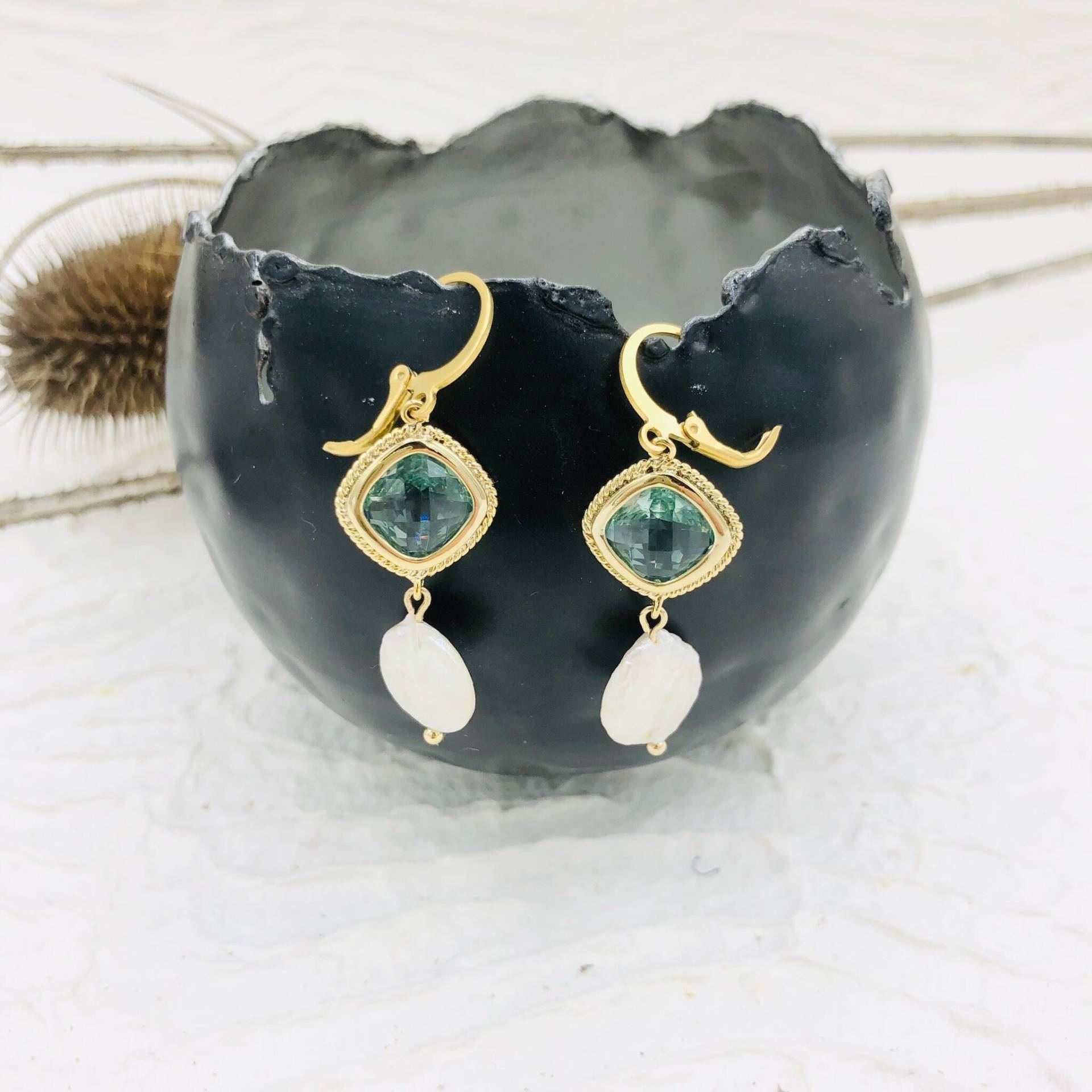 Ohrhänger Münzperle Weiß Edelstahl Gold Kristall Aqua Ohrhänger Münzperle Weiß Edelstahl Gold Kristall Aqua von MoandaSchmuck