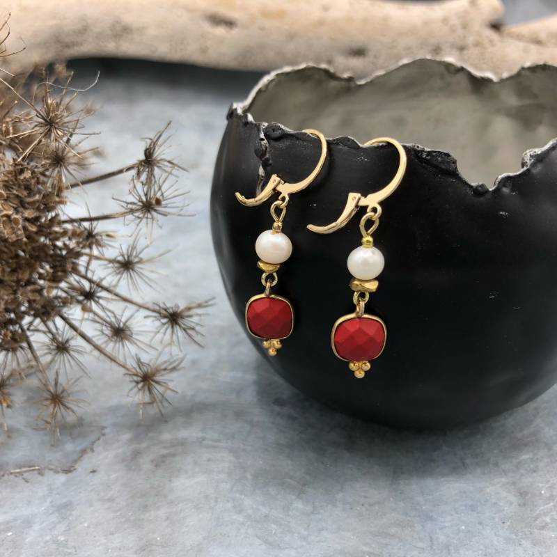 Ohrhänger Ohrringe Creole Gold Süßwasserperle Koralle von MoandaSchmuck