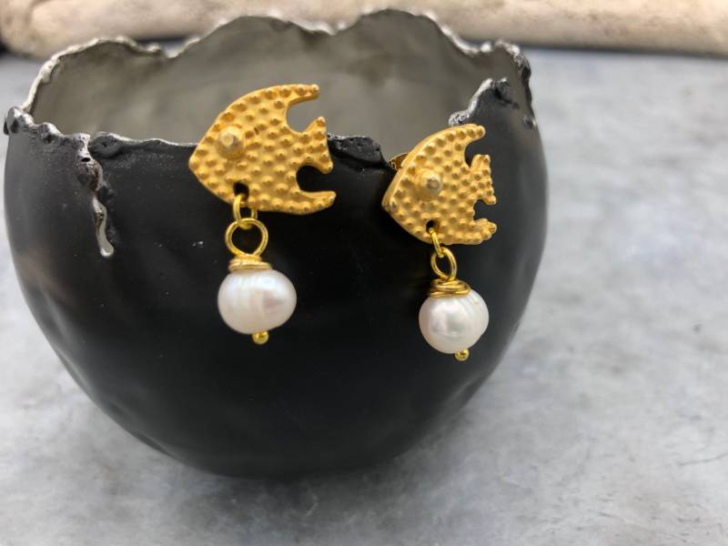 Ohrhänger Ohrringe Mattgold Süßwasserperle Weiß Fisch von MoandaSchmuck