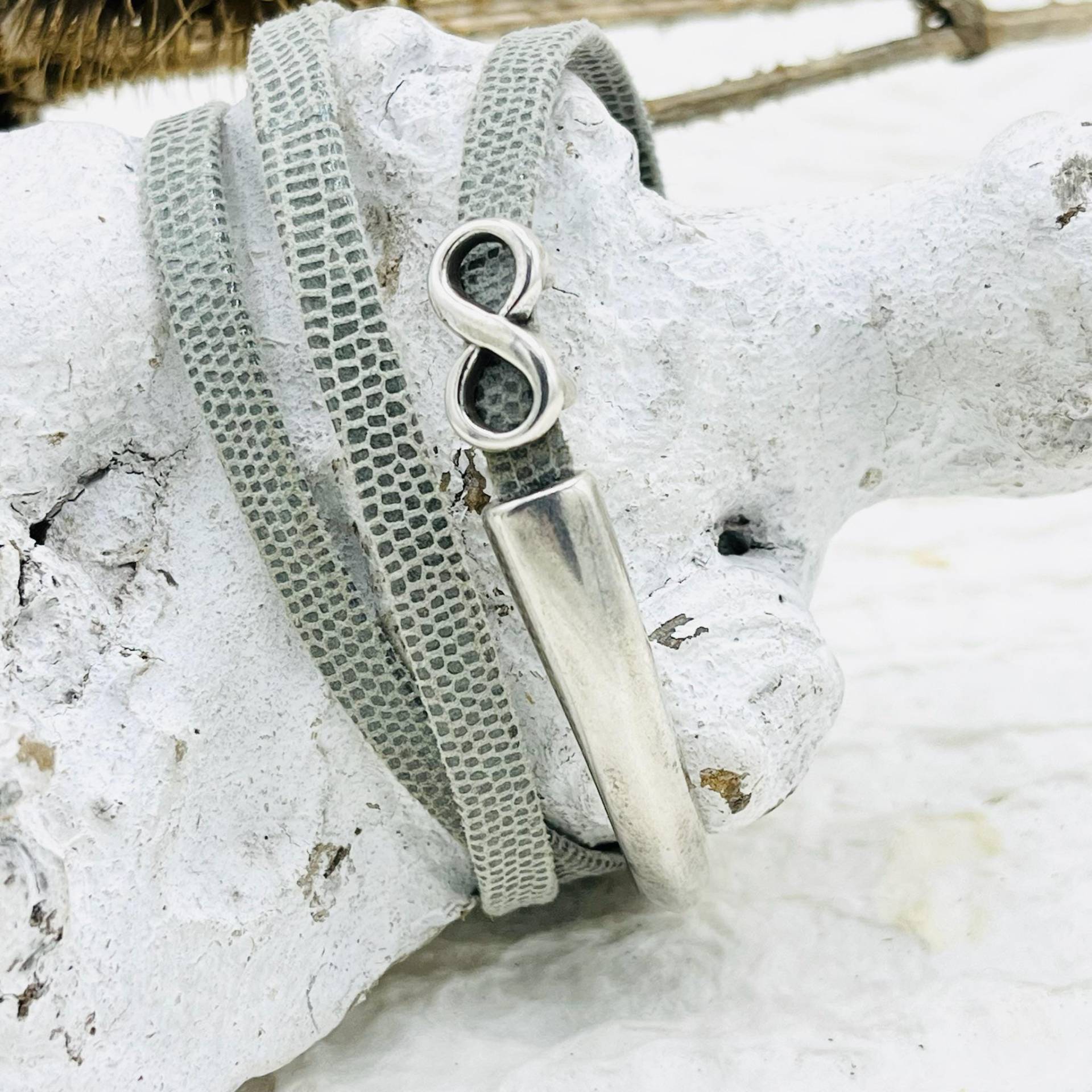 Wickelarmband Halbreif Leder Grau Infinity Echsenlederdruck Wickelarmband Halbreif Leder Grau Infinity Echsenlederdruck von MoandaSchmuck