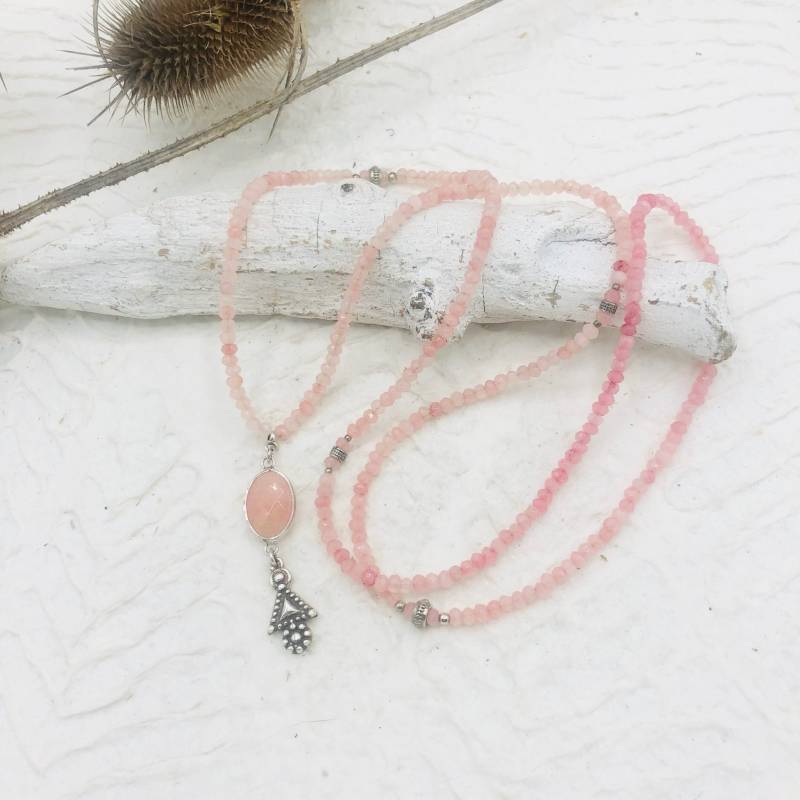 Zarte Lange Kette Jade Naturstein Peach Boho Anhänger Zarte Lange Kette Jade Naturstein Peach Boho Anhänger von MoandaSchmuck