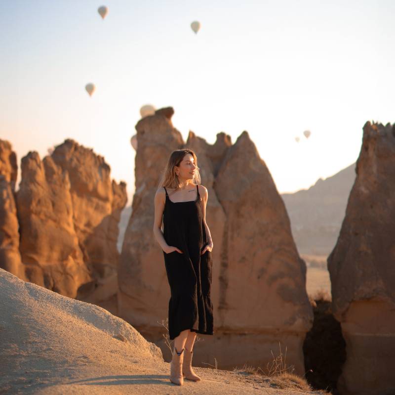 Schwarzes Musselin Kleid Midi Sommerkleid Mit Spaghettiträgern von Moatextile