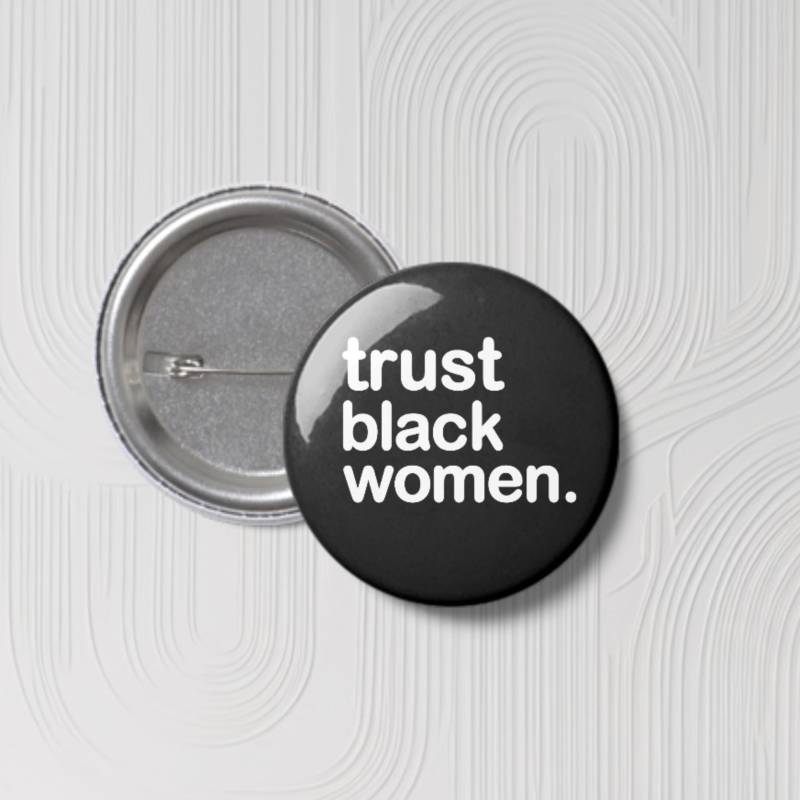 Trust Schwarze Frauen Pin Button - Melanin Magic Black Girl von MochaDesignStudio