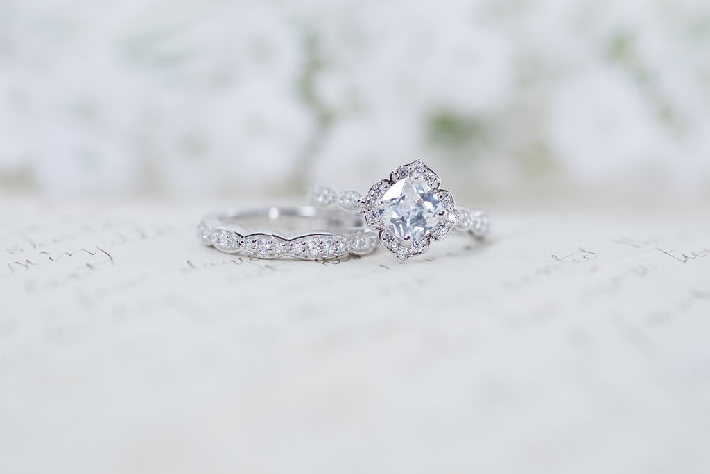 Art-Deco-Hochzeit-Set - Kissen Geschnitten Ring Floral Verlobungsring Versprechen Blumenring Sterling Silber von MochaRings
