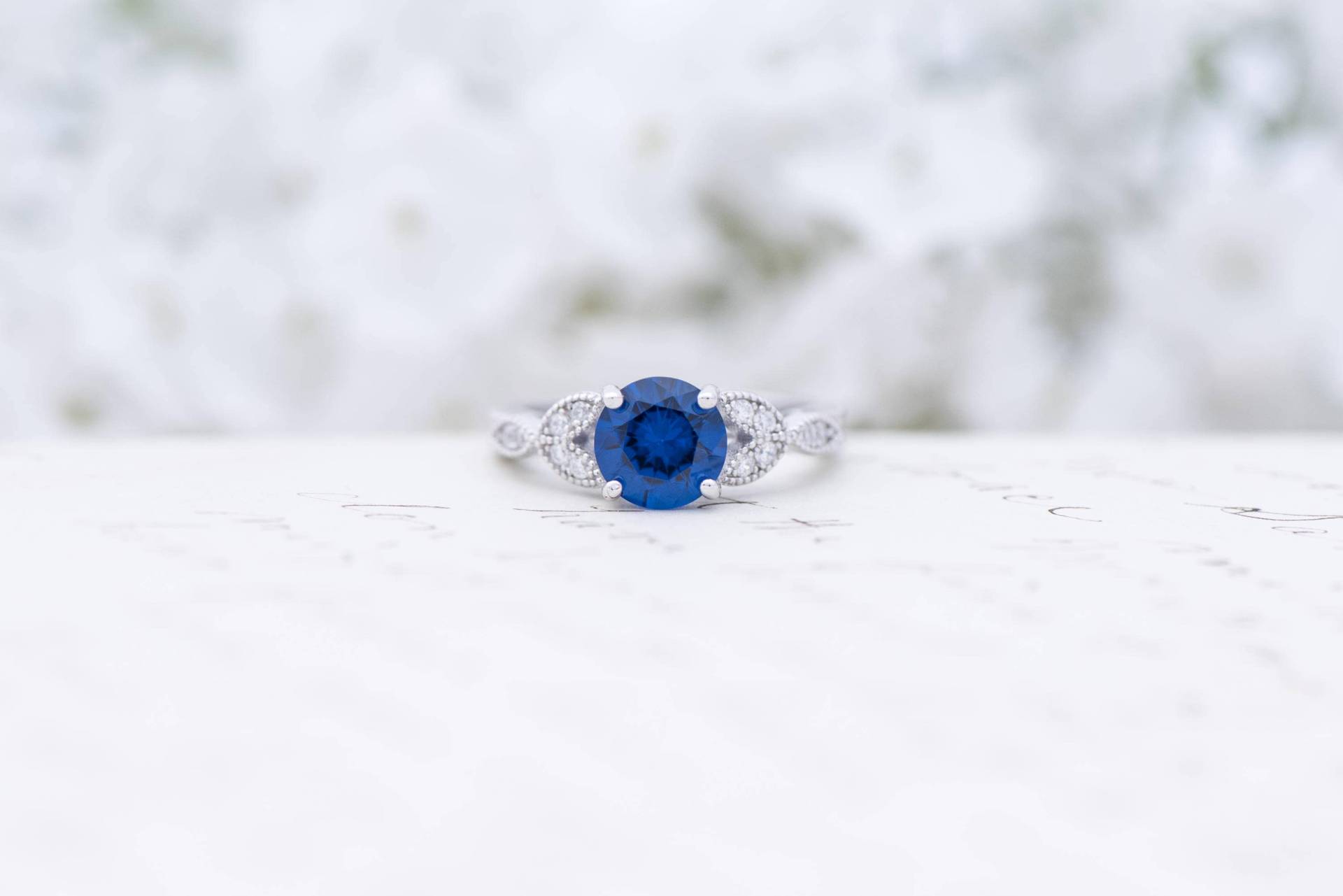 Art-Deco-Verlobungsring - Vintage Inspiriert Ring Antiken Stil Saphir Blau Runde Geschnitten Solitär 1, 2 Karat Sterling Silber von MochaRings